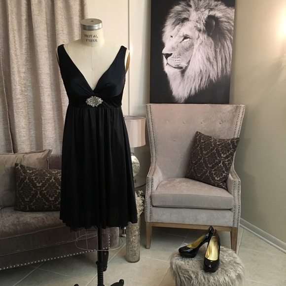 💥HOST PICK💥 Black Empire Waist Dress - Picture 2 of 8